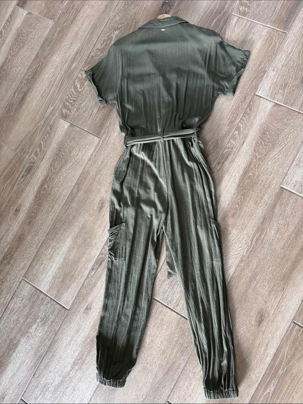 Guess Olive Utility Short-Sleeve Jumpsuit with Tie Belt. Only worn one time - Picture 4 of 4